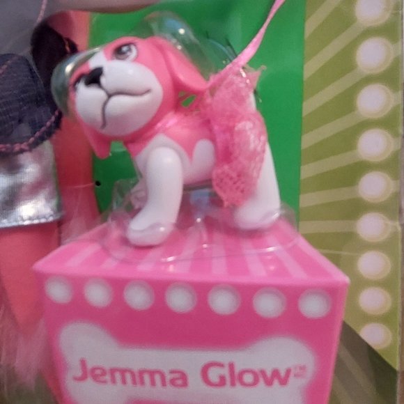 BRATZ NEON RUNWAY YASMIN - Picture 5 of 7